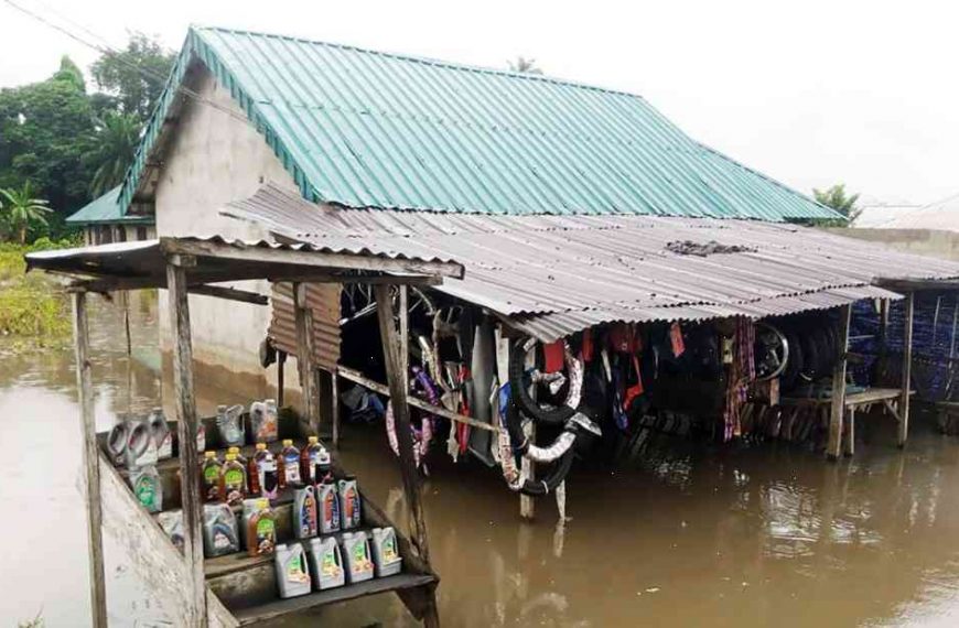 Nigerian floods kill at least 600 people in central region, including Lagos, governor says .